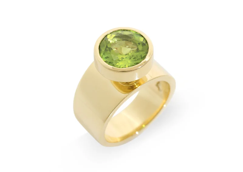Clearance Sale On High-End Jewelry Collections Bold Chimney Style Cubic Zirconia Ring, Yellow Gold Clearance Sale On High-End Jewelry Collections Bold Chimney Style Cubic Zirconia Ring, Yellow Gold