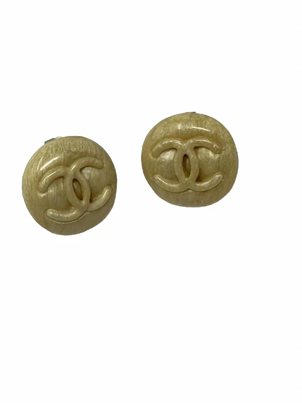 High-Quality Gemstone Jewelry For Special Occasions Pre-Loved Vintage Resin Button Clip Earrings 1996 In Cream High-Quality Gemstone Jewelry For Special Occasions Pre-Loved Vintage Resin Button Clip Earrings 1996 In Cream