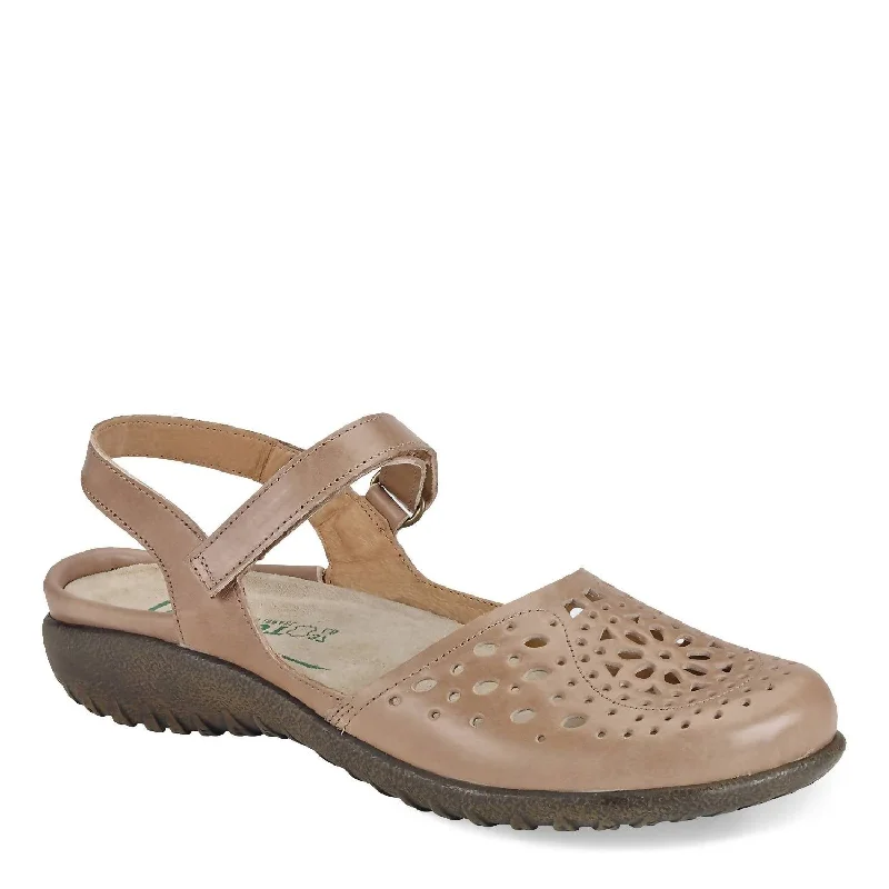 Comfortable Travel Shoes Women's Arataki Sandal In Arizona Tan